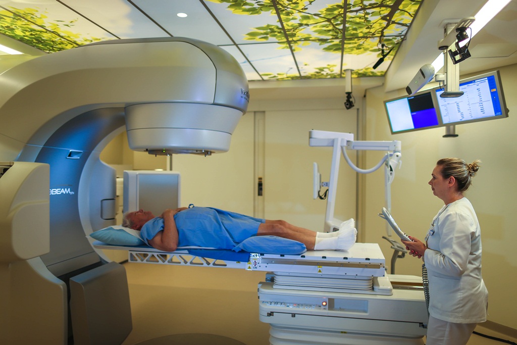 Ir para  <p><big>Em uma iniciativa inovadora, o Hospital Moinhos de Vento (Porto Alegre) passou a operar uma tecnologia in&eacute;dita no Brasil. Nesta ter&ccedil;a-feira (10), um paciente com c&acirc;ncer de pr&oacute;stata...